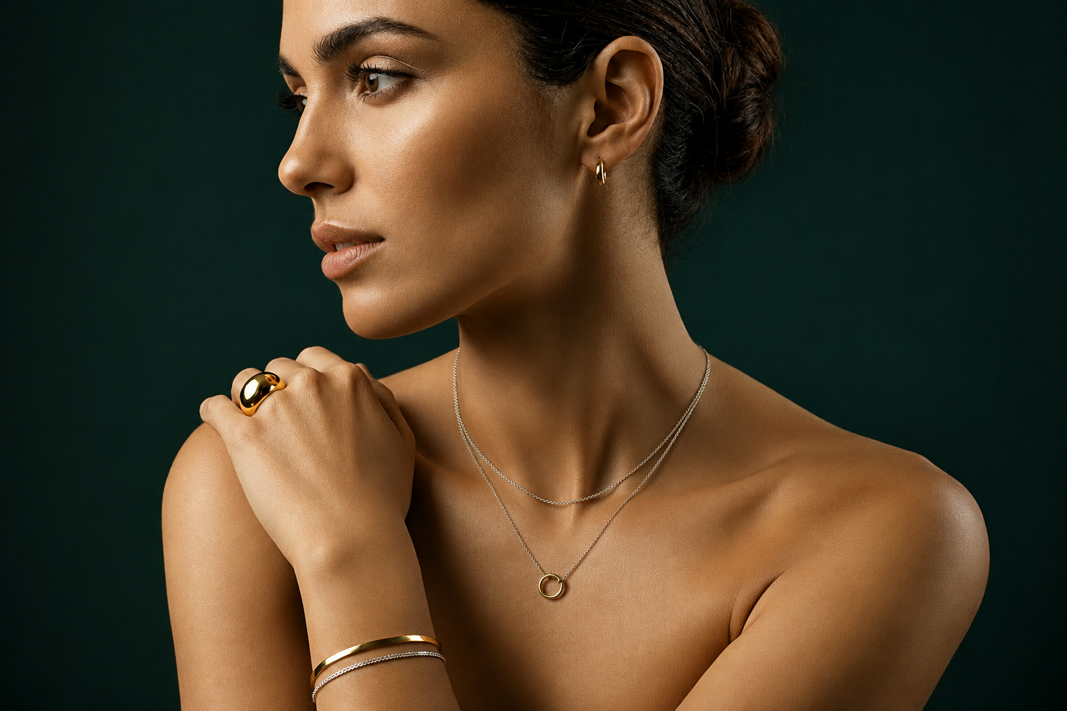 Modelo con joyería Realza sobre fondo verde oscuro